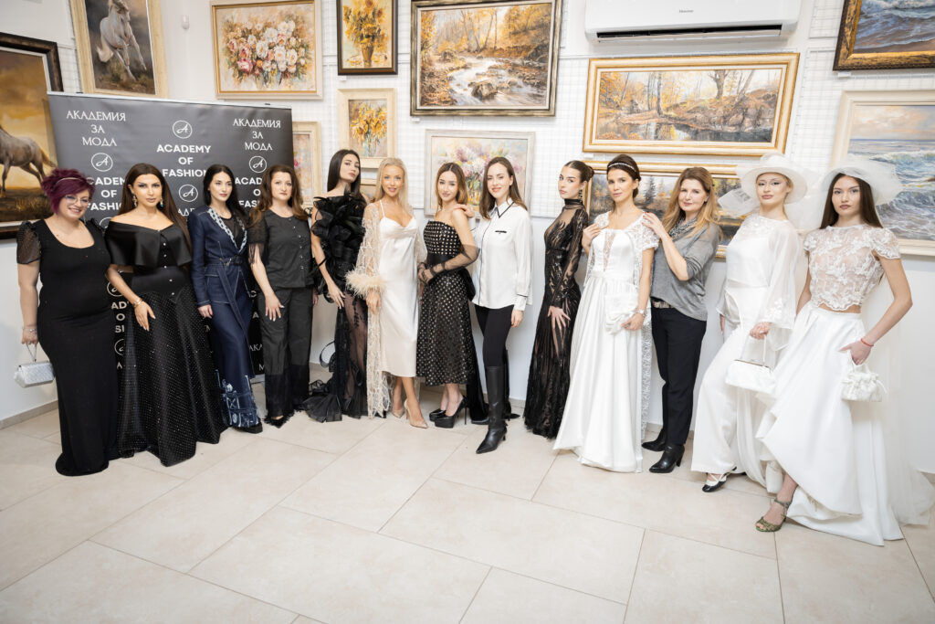 Дизайнерите и моделите, участвали във Вечерта на стила, посветена на Кристиан Диор.
Фото: Академия за мода / Петър Станев