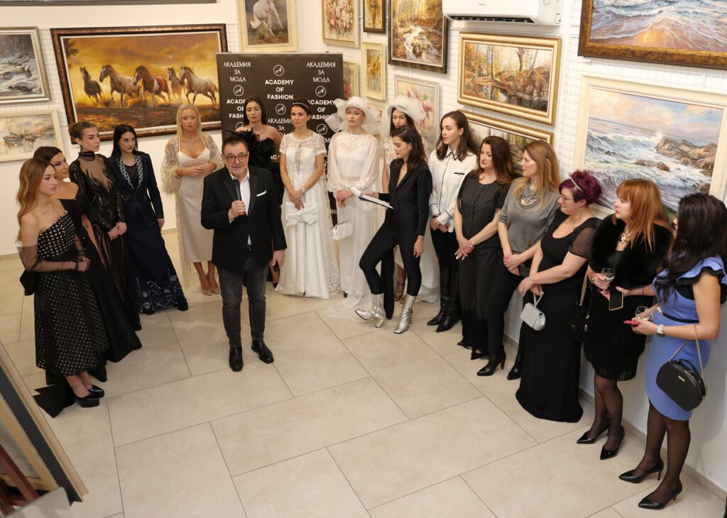 Проф. Любомир Стойков по време на откриването на Вечерта на стила, посветена на Кристиан Диор.
Фото: Академия за мода / Петър Станев