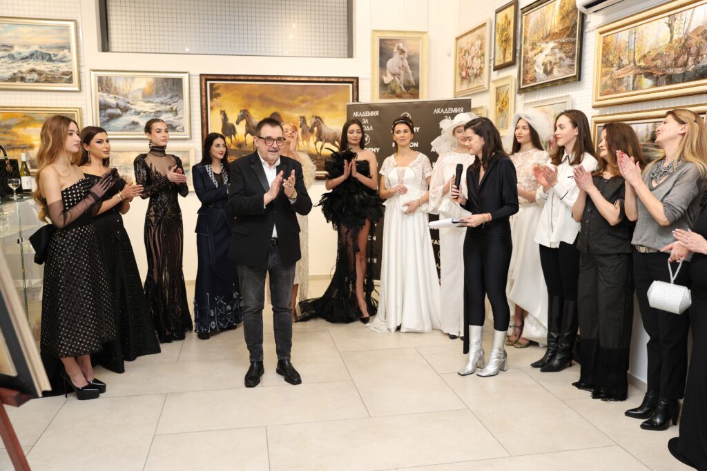 Проф. Любомир Стойков и водещата на Вечерта на стила Елица Стойчева.
Фото: Академия за мода / Петър Станев