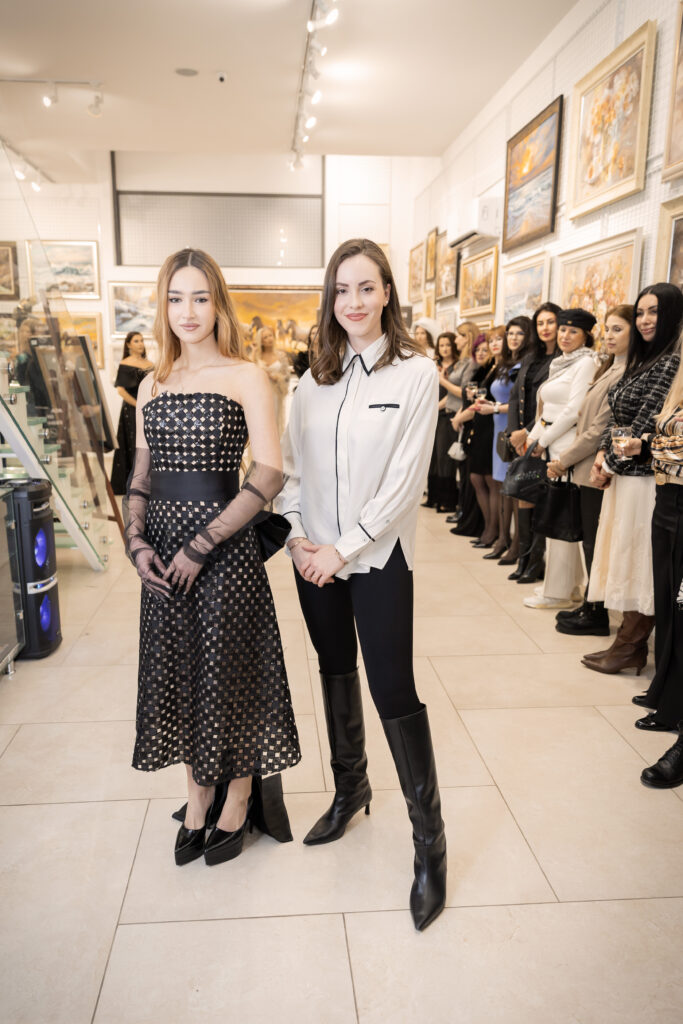 Ивет Бианки заедно с модела Илияна Борисова в неин тоалет.
Фото: Академия за мода / Петър Станев