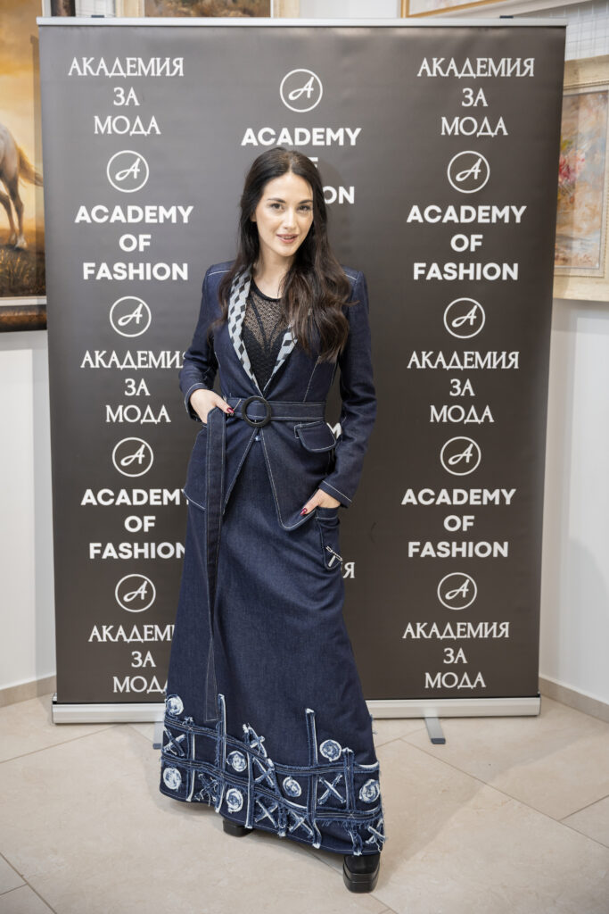 Лидия Ангелова в тоалет на Албена Иванова-Деянова.
Фото: Академия за мода / Петър Станев