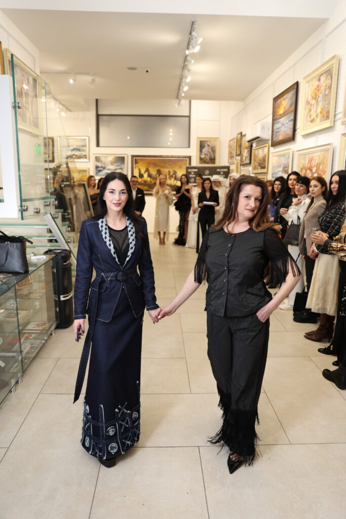 Албена Иванова-Деянова заедно с народната певица Лидия Ангелова в неин тоалет.
Фото: Академия за мода / Петър Станев