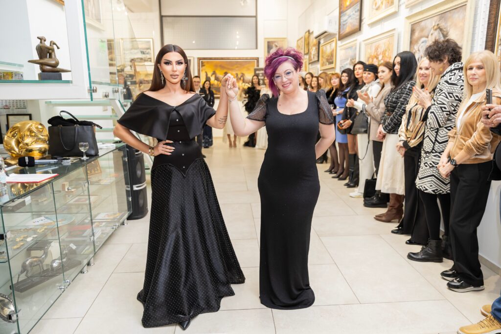 Велизара Георгиева с модела Манита Вартан в неин тоалет.
Фото: Академия за мода / Петър Станев