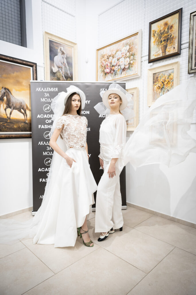 Лора Овчарова и Виктория Югова в тоалети на Нели Радева.
Фото: Академия за мода / Петър Станев