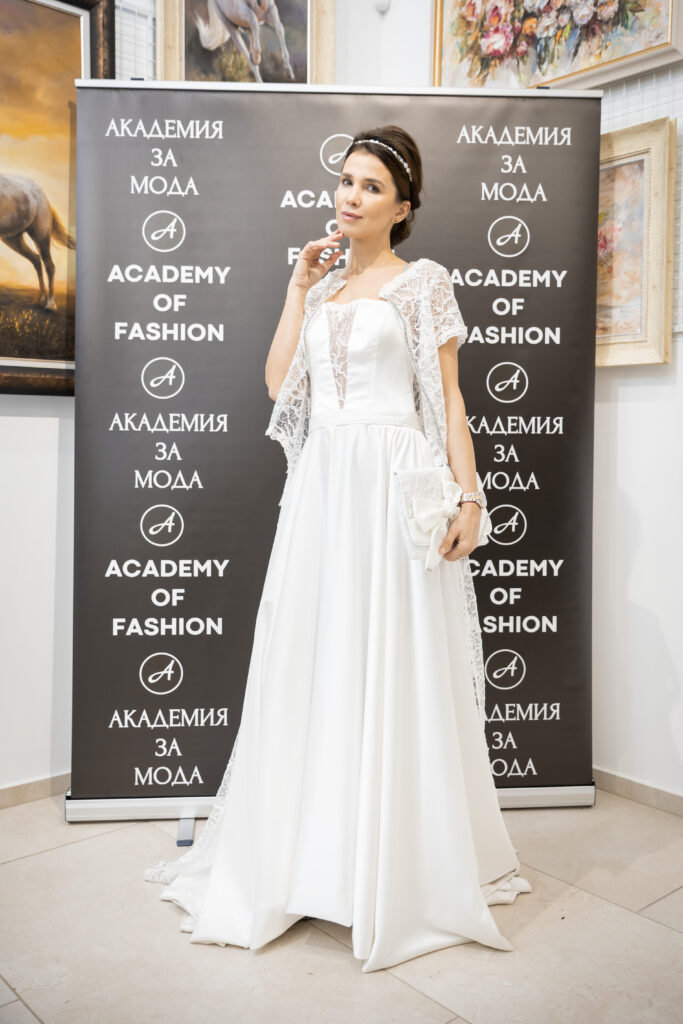 Елисавета Стоянова-Гарева в тоалет на Нели Радева.
Фото: Академия за мода / Петър Станев