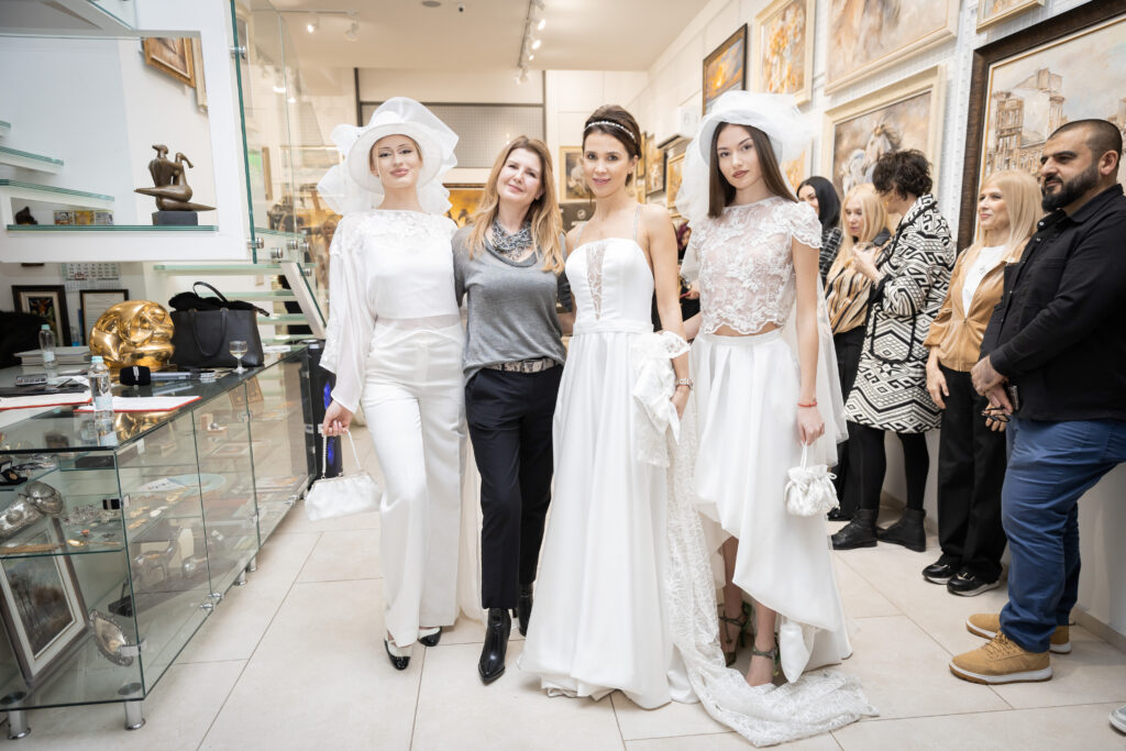 Нели Радева заедно с Виктория Югова, Елисавета Стоянова-Гарева и Лора Овчарова в нейни тоалети.
Фото: Академия за мода / Петър Станев