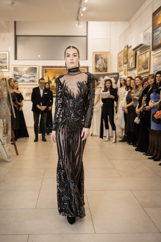 Нина Инджева в тоалет на Есил Дюран.
Фото: Академия за мода / Петър Станев