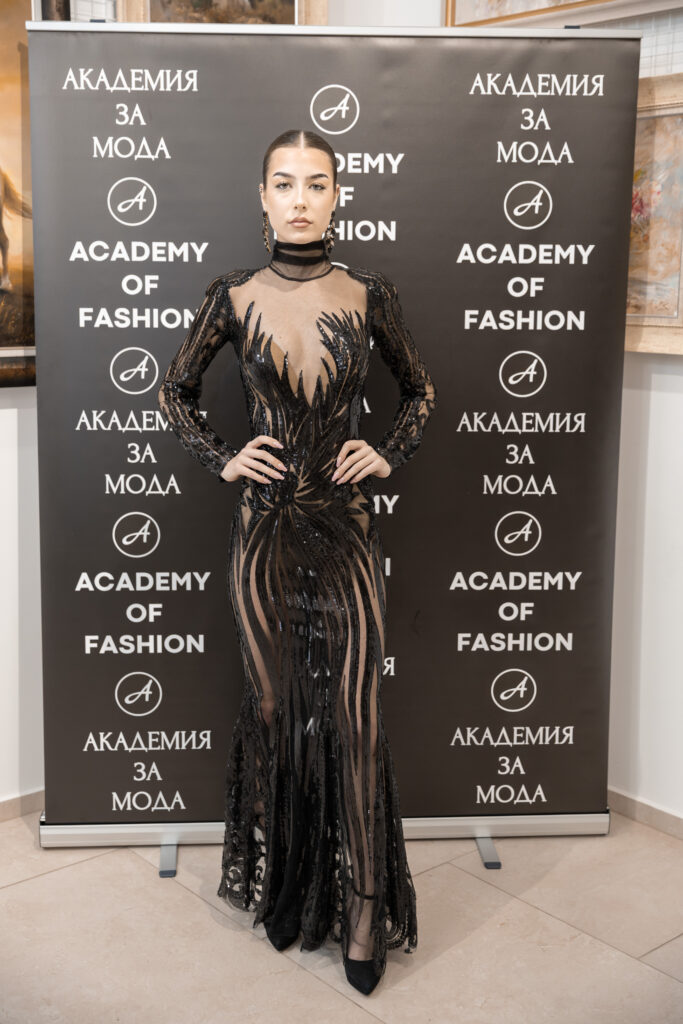 Нина Инджева в тоалет на Есил Дюран.
Фото: Академия за мода / Петър Станев