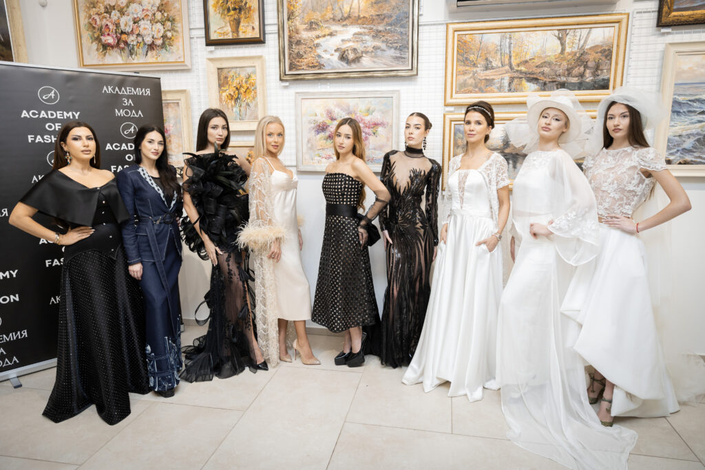 Манита Вартан в тоалет на Велизара Георгиева, Лидия Ангелова в тоалет на Албена Иванова-Деянова, Гергана Желева в тоалет на Стоян Радичев, Екатерина Свечева в тоалет на Юлия Салакина, Илияна Борисова в тоалет на Ивет Бианки, Нина Инджева в тоалет на Есил Дюран, Елисавета Стоянова-Гарева, Виктория Югова и Лора Овчарова в тоалети на Нели Радева.
Фото: Академия за мода / Петър Станев