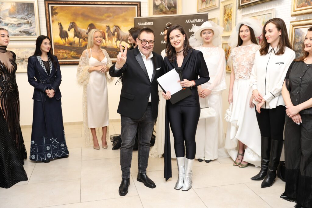 Проф. Любомир Стойков и водещата на Вечерта на стила Елица Стойчева.
Фото: Академия за мода / Петър Станев