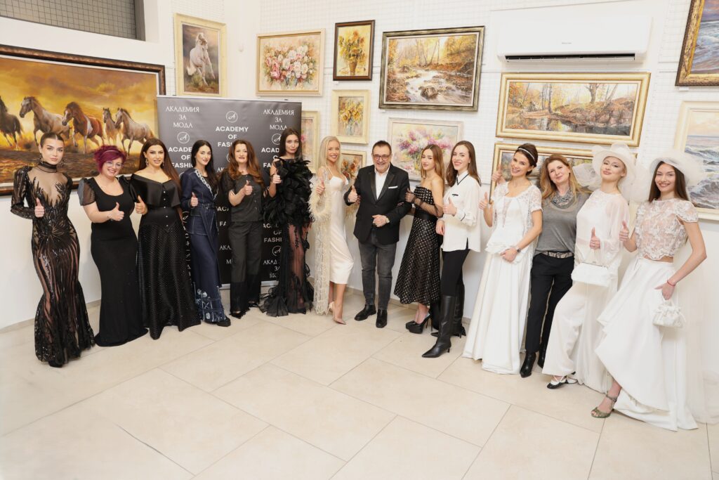 Проф. Любомир Стойков заедно с дизайнерите и моделите, участвали във Вечерта на стила, посветена на Кристиан Диор.
Фото: Академия за мода / Петър Станев