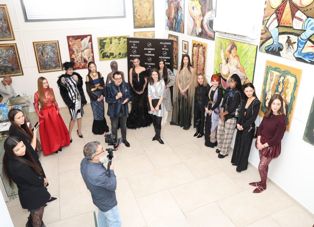 Проф. Любомир Стойков по време на откриването на Вечерта на стила на тема Glam Night.
Фото: Академия за мода / Петър Станев