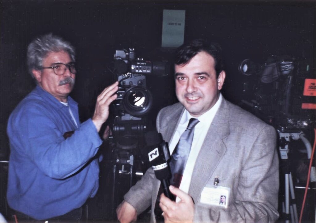 Любомир Стойков – автор и водещ на „От игла до конец“ по Нова телевизия, и операторът Светослав Мечкуевски – Коко, в Париж – на Седмицата на модата, 1997 г.
Фото: Личен архив на Любомир Стойков