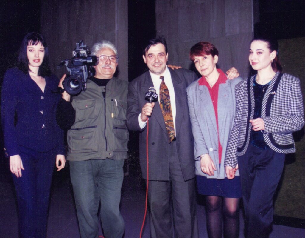 Екипът на предаването „От игла до конец“ (от ляво надясно) – Албена Георгиева, Светослав Мечкуевски – Коко, Любомир Стойков, Снежа Хинкова, Красимира Стоянова, 1996 г.
Фото: Личен архив на Любомир Стойков