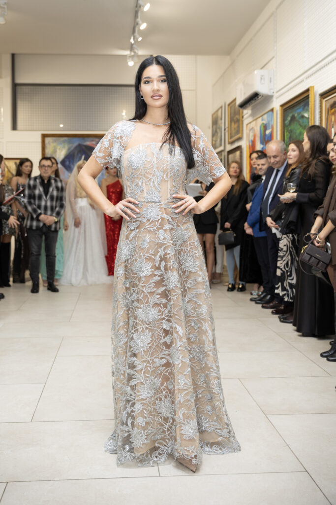 Александра Кръстева в тоалет на Ивет Бианки.
Фото: Академия за мода / Петър Станев