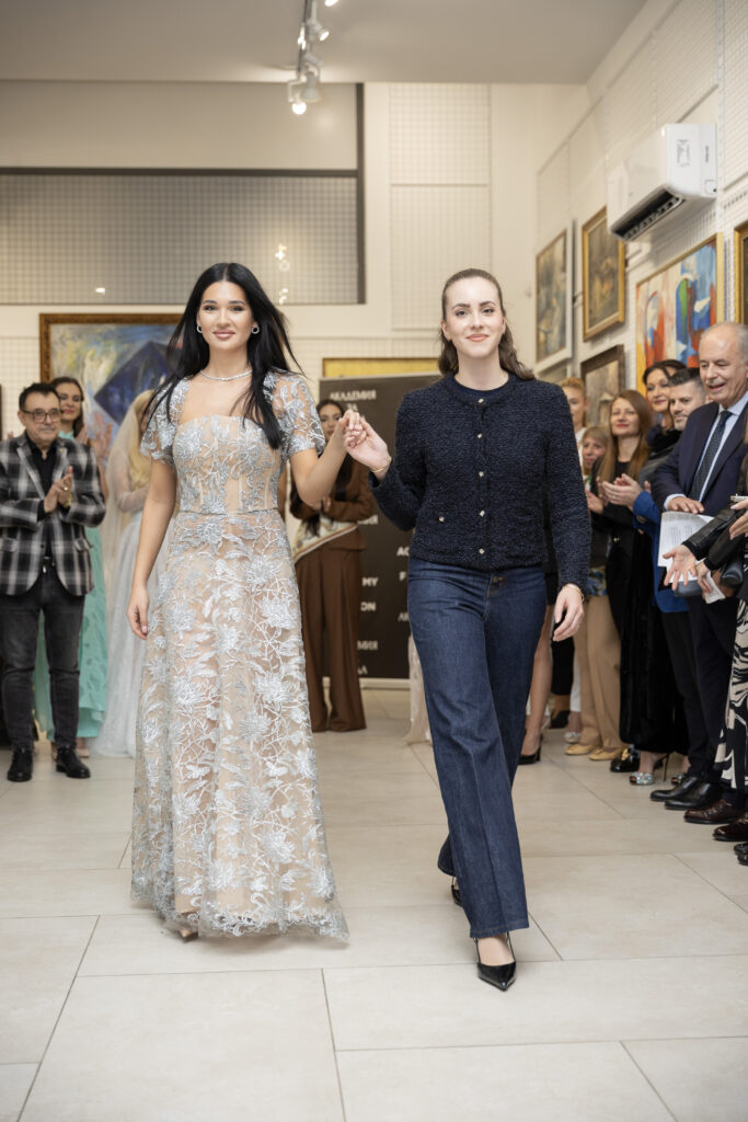 Ивет Бианки заедно с модела Александра Кръстева в неин тоалет.
Фото: Академия за мода / Петър Станев