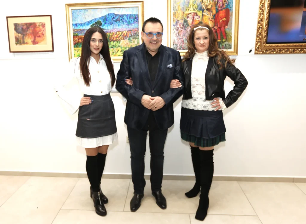 Лидия Ангелова, облечена в Benmodel, проф. Любомир Стойков и Албена Иванова-Деянова.
Фото: Академия за мода / Петър Станев