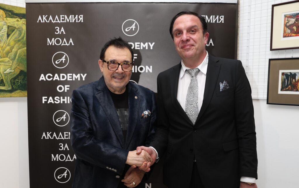 Проф. Любомир Стойков заедно с Милен Стаматов – диктор на „От игла до конец“ в зората на предаването, излъчвано по Нова телевизия.
Фото: Академия за мода / Петър Станев