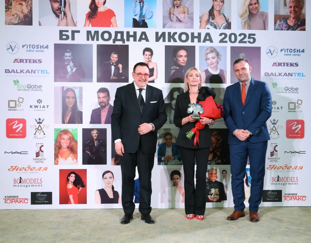 Награждаване на Десислава Минчева – проф. Любомир Стойков, Десислава Минчева и Златимир Йочев.
Фото: Академия за мода / Хайлайф