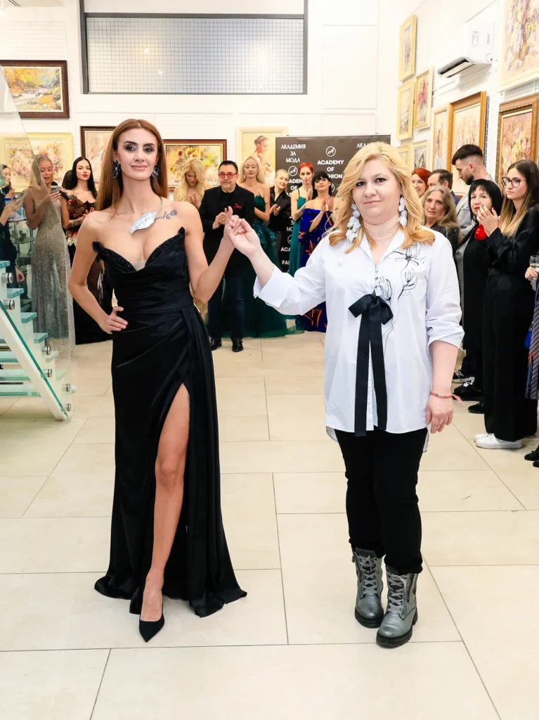 Наталия Йолова (дизайнер на Fe De Fe Jewelry) и Анахита Джафари с бижу от бранда.
Фото: Академия за мода / Хайлайф