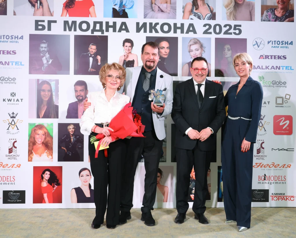 Награждаване на Ники Кънчев – Валерия Велева, Ники Кънчев, проф. Любомир Стойков и Ромина Андонова - Тасевска.
Фото: Академия за мода / Хайлайф