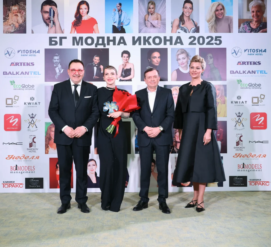 Награждаване на Поли Генова – проф. Любомир Стойков, Поли Генова, Христо Дурчев и Десислава Зафирова.
Фото: Академия за мода / Хайлайф