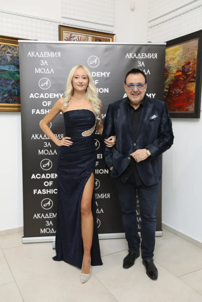 Мадлена Иванова, облечена в Alegra с дизайнер Радостина Долапчиева и проф. Любомир Стойков.
Фото: Академия за мода / Петър Станев