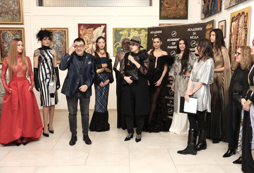 Проф. Любомир Стойков и Албена Александрова.
Фото: Академия за мода / Петър Станев