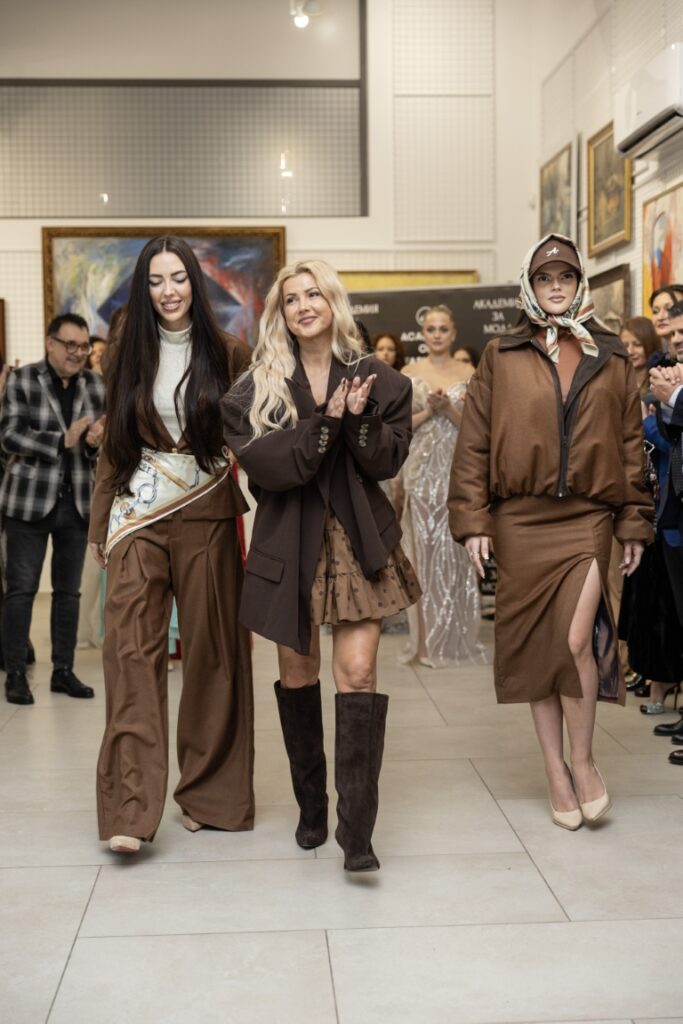 Антония Стоянова заедно с моделите Жана Янева и Васи Якова в нейни тоалети.
Фото: Академия за мода / Петър Станев