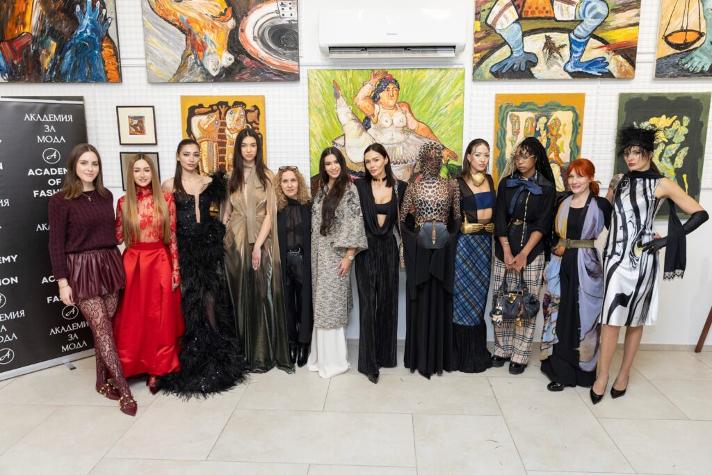 Моделите и дизайнерите, участвали във Вечерта на стила на тема Glam Night.
Фото: Академия за мода / Петър Станев