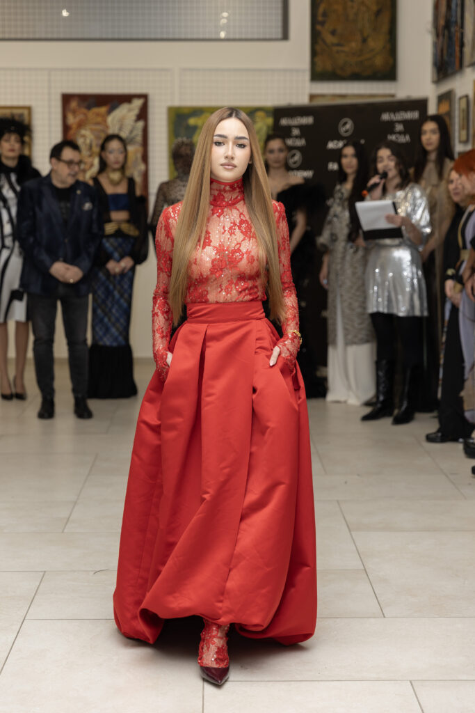 Илияна Борисова в тоалет на Ивет Бианки.
Фото: Академия за мода / Петър Станев