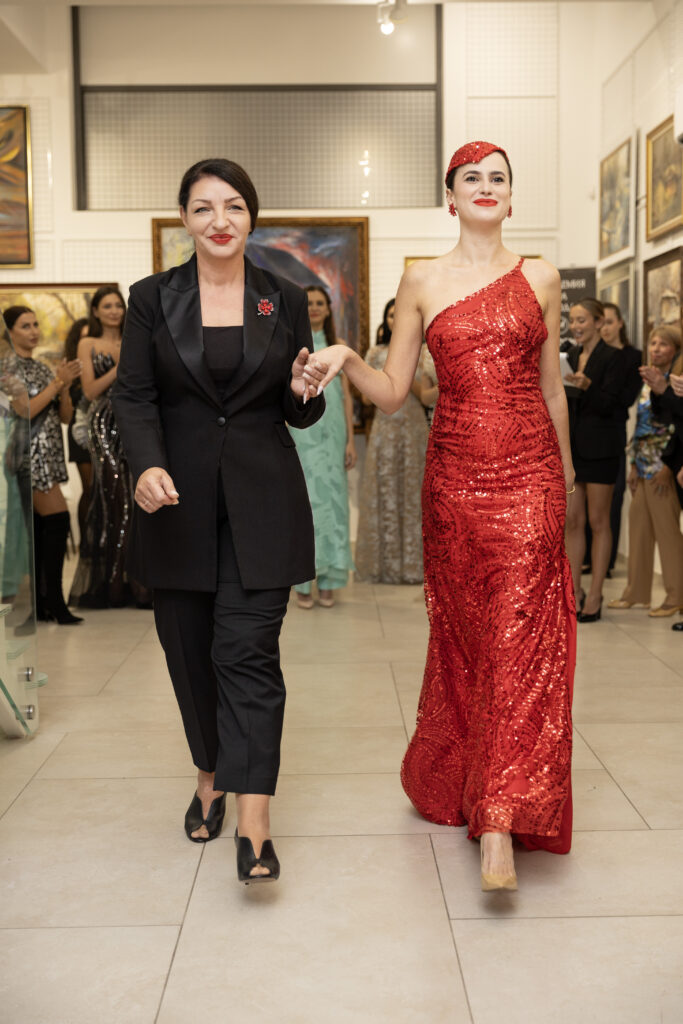 Поля Кинова заедно с модела Кристияна Йорданова в неин тоалет.
Фото: Академия за мода / Петър Станев