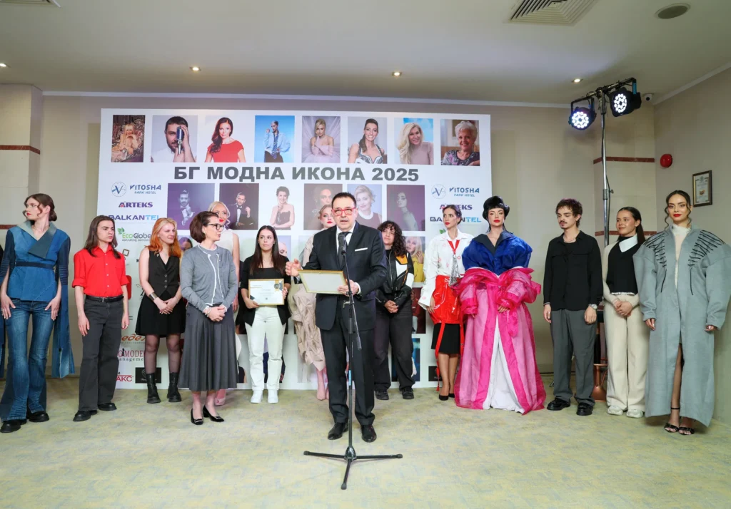 Проф. Любомир Стойков, проф. Яна Костадинова заедно със студентите по „Мода“ от НХА.
Фото: Академия за мода / Петър Станев