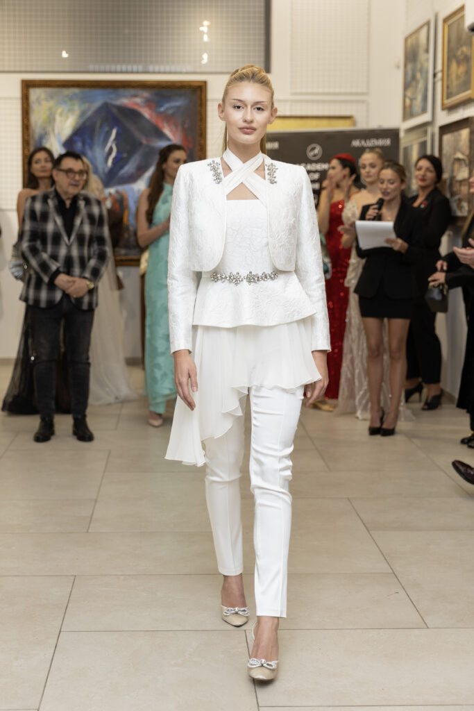 Виктория Югова в тоалет на Нели Колева.
Фото: Академия за мода / Петър Станев