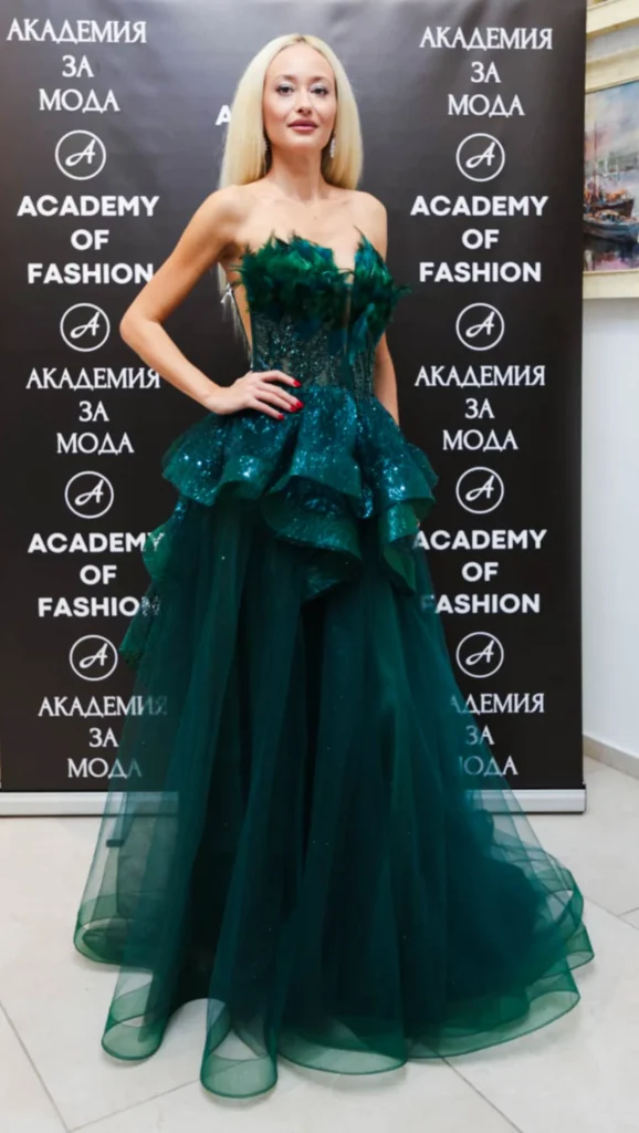 Мадлена Иванова, облечена в тоалет на модна къща Alegra, с дизайнер Радостина Долапчиева.
Фото: Академия за мода / Петър Станев