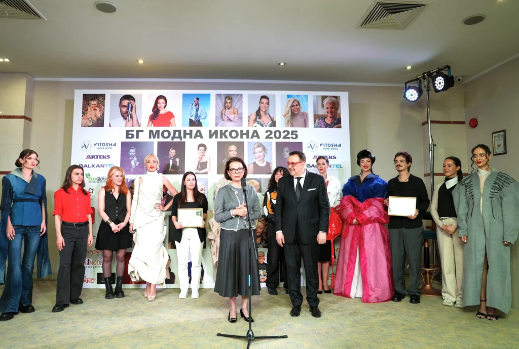 Проф. Яна Костадинова, проф. Любомир Стойков заедно със студентите по „Мода“ от НХА.
Фото: Академия за мода / Петър Станев