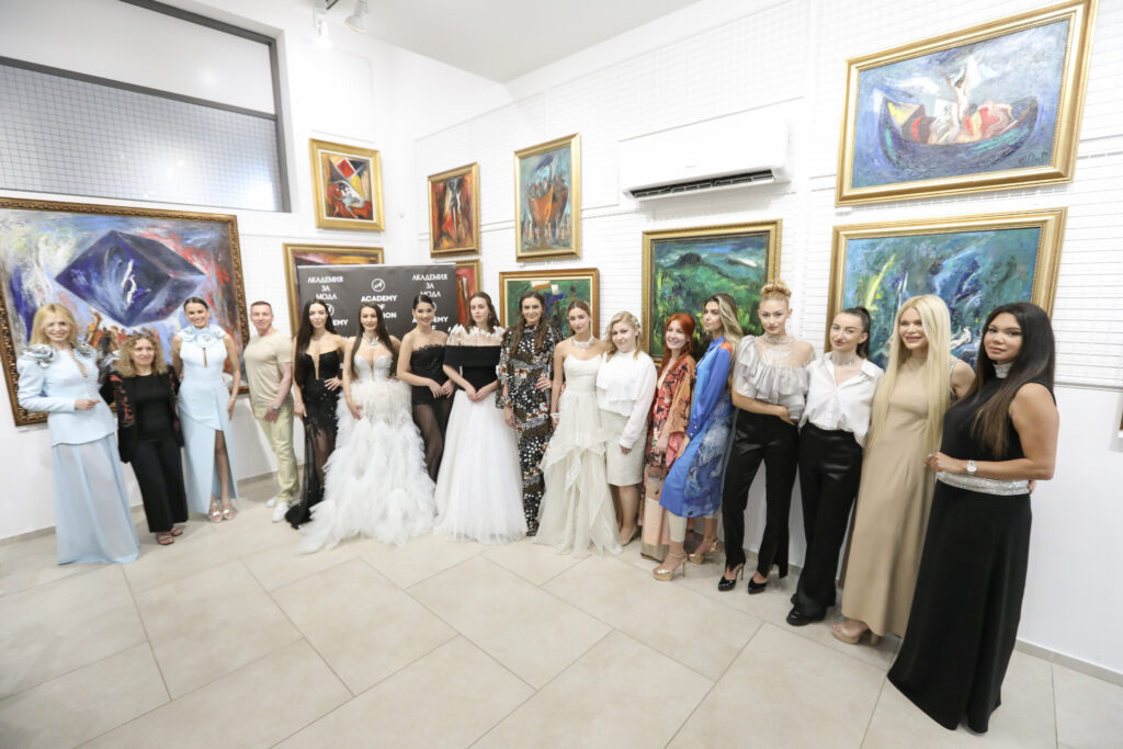 Кристина Несторова (в тоалет на Николета Фархат), Николета Фархат, Кристиана Йорданова (в тоалет на Николета Фархат), Антон Филипов (в тоалет на Милена Петрова), Жана Янева и Гери Дончева Янков (в тоалети на Стоян Радичев), Александра Кръстева, Ивет Бианки и Камелия Симеонова (в тоалети на Ивет Бианки), Илияна Борисова (в бижута на Наталия Йолова), Наталия Йолова, Лиляна Петрова – Лулу, Камелия Димитрова (в тоалет на Лулу), Виктория Югова (в тоалет на Боряна Колева), Боряна Колева, Вероника Стефанова (в тоалет на Таня Ян) и Таня Ян.
Фото: Академия за мода / Петър Станев