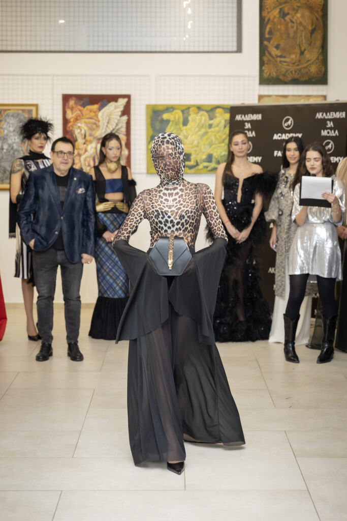 Ниа Танева представя чанта Diamond Leopard на Мария Радославова.
Фото: Академия за мода / Петър Станев