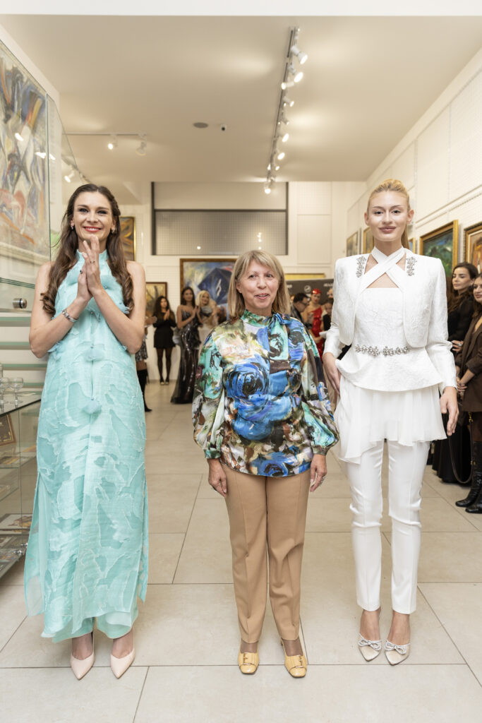 Нели Колева заедно с Камелия Димитрова и Виктория Югова в нейни тоалети.
Фото: Академия за мода / Петър Станев