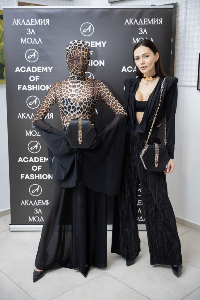 Мария Радославова заедно с модела Ниа Танева с нейна чанта.
Фото: Академия за мода / Петър Станев