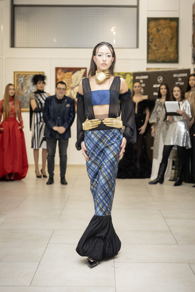 Сумарни в тоалет на Елендаевал Джоунс.
Фото: Академия за мода / Петър Станев