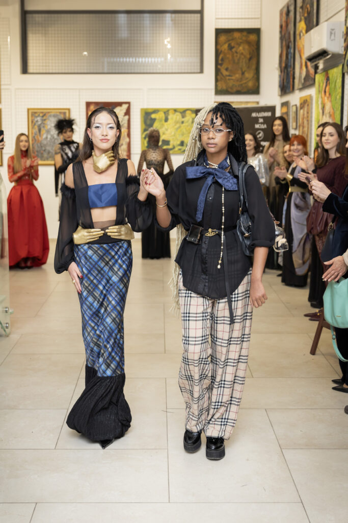 Елендаевал Джоунс заедно с модела Сумарни в неин тоалет.
Фото: Академия за мода / Петър Станев