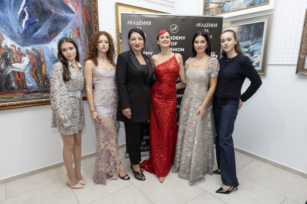 Борислава Борисова и Николета Георгиева в неин тоалет, Поля Кинова и Кристияна Йорданова в неин тоалет, Ивет Бианки и Александра Кръстева в неин тоалет.
Фото: Академия за мода / Петър Станев