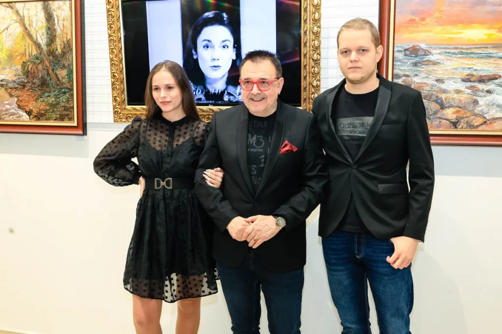 Проф. Любомир Стойков заедно с екипа си – Хелена Тодорова и Калин Стойков.
Фото: Академия за мода / Хайлайф