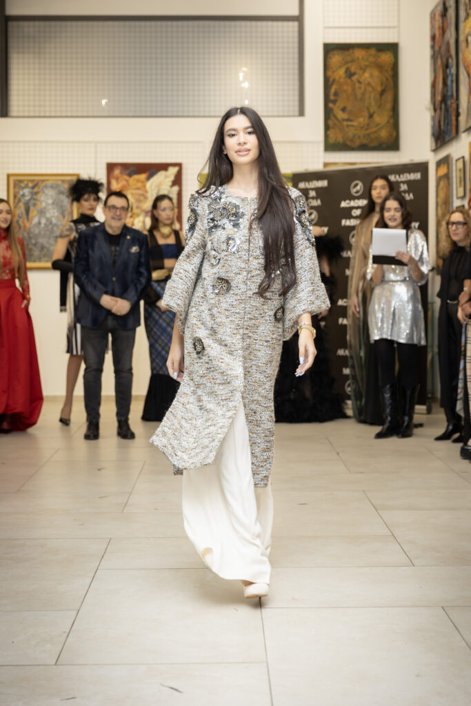 Велислава Керемдчиева в тоалет на Николета Фархат.
Фото: Академия за мода / Петър Станев