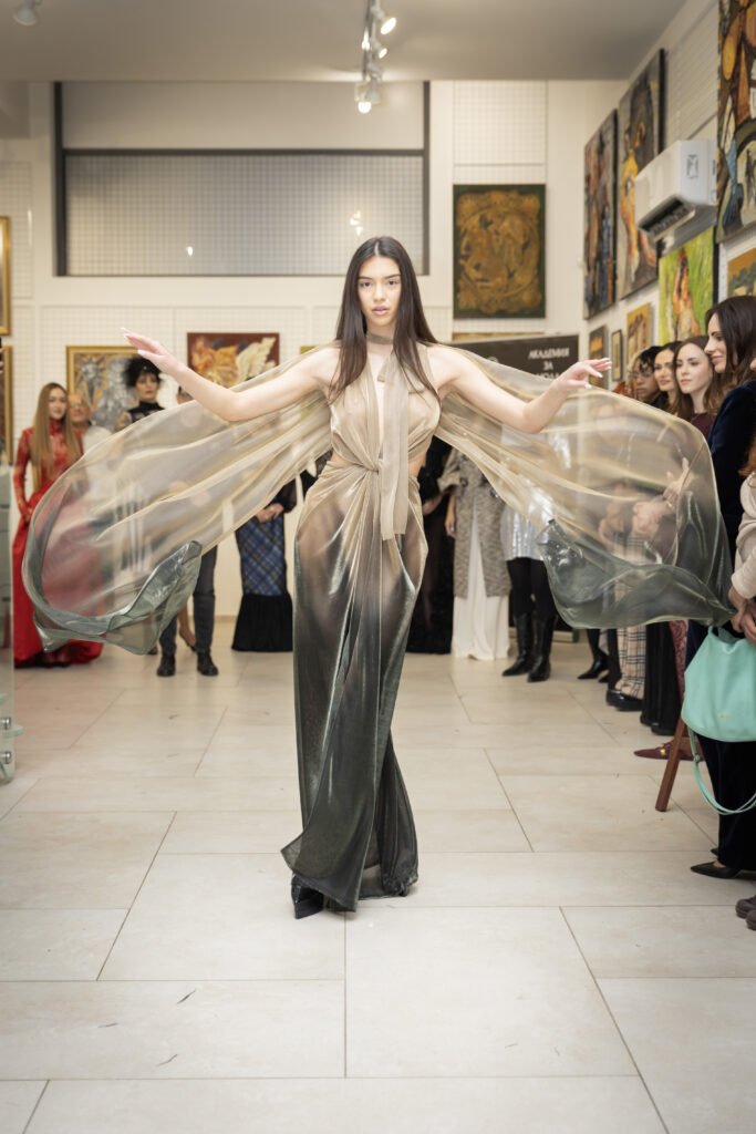 Ева Захариева в тоалет на Николета Фархат.
Фото: Академия за мода / Петър Станев