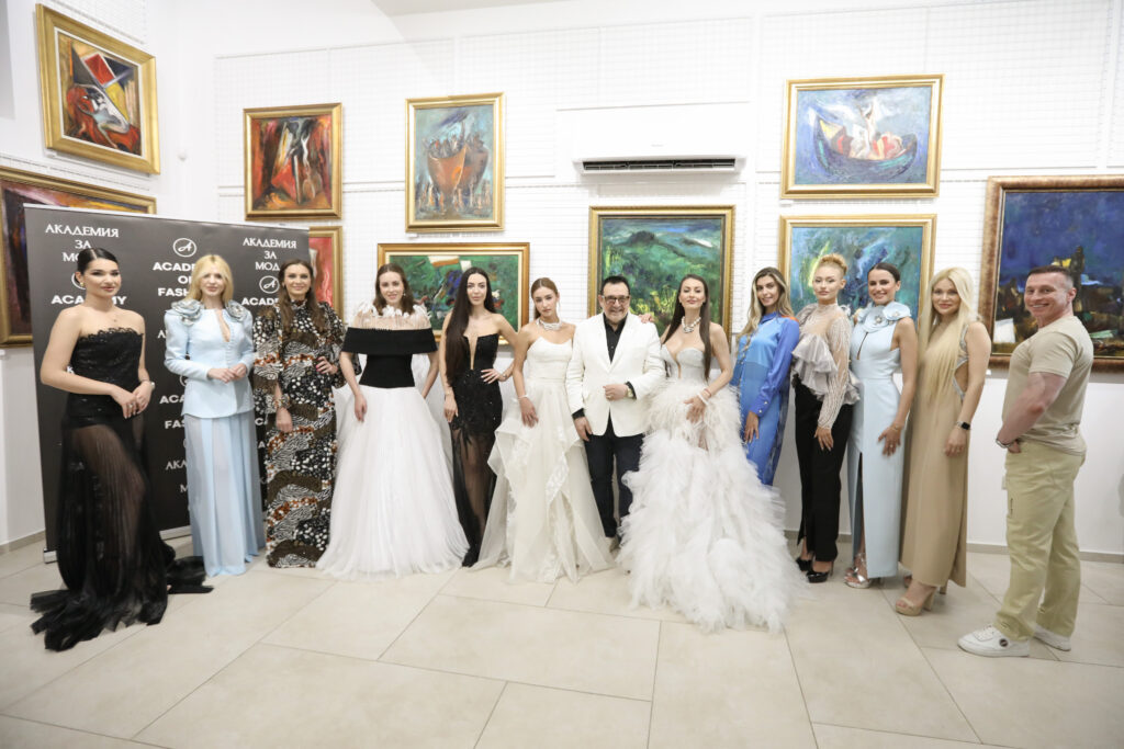 Проф. Любомир Стойков заедно с моделите Александра Кръстева (в тоалет на Ивет Бианки), Кристина Несторова (в тоалет на Николета Фархат), Камелия Симеонова и Ивет Бианки (в тоалети на Ивет Бианки), Жана Янева (в тоалет на Стоян Радичев), Илияна Борисова (с бижута на Наталия Йолова), Гери Дончева Янков (в тоалет на Стоян Радичев), Камелия Димитрова (с тоалет на Лулу), Виктория Югова (в тоалет на Боряна Колева), Кристияна Йорданова (в тоалет на Николета Фархат), Вероника Стефанова (в тоалет на Таня Ян) и Антон Филипов (в тоалет на Милена Петрова).
Фото: Академия за мода / Петър Станев