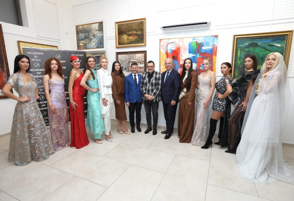 Роберто Санторели, проф. Любомир Стойков, Н.Пр. Марчело Апичела заедно с моделите, участвали във Вечерта на стила на тема „Поклон пред Армани“.
Фото: Академия за мода / Петър Станев