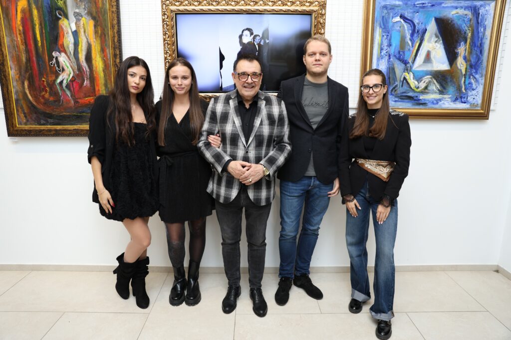 Проф. Любомир Стойков заедно с Мария Димитрова, Хелена Тодорова, Калин Стойков и Камелия Жирова.
Фото: Академия за мода / Петър Станев