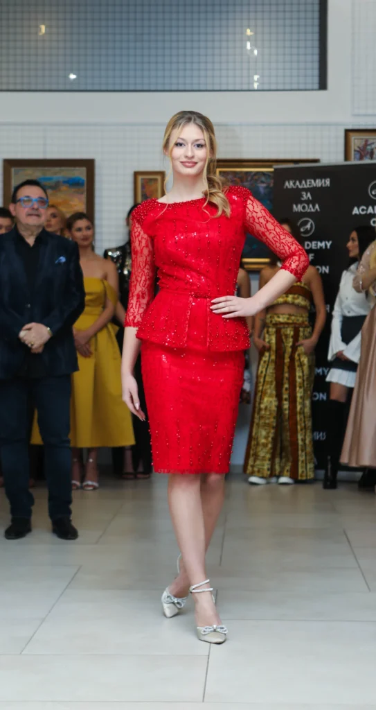 Виктория Югова, облечена в тоалет на модна къща Paloma Fashion с дизайнер Поля Кинова.
Фото: Академия за мода / Петър Станев